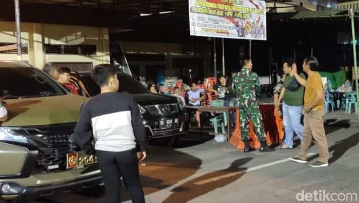 Sejumlah orang yang diduga anggota TNI saat mendatangi Mapolrestabes Medan