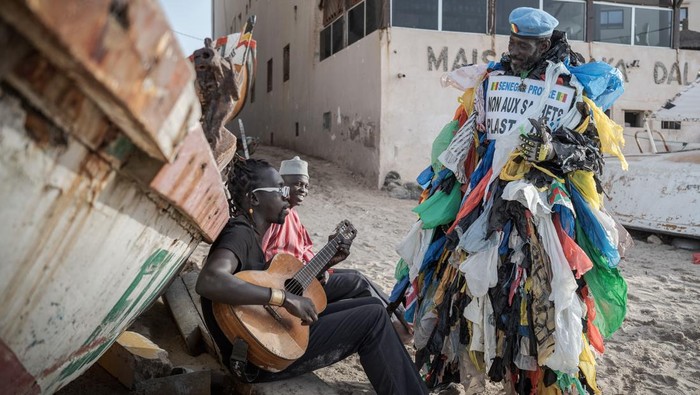 Semangat 'Manusia Plastik' Lawan Pencemaran Lingkungan di Senegal DAKAR, SENEGAL - APRIL 05: 49-year-old Senegalese environmental activist Modou Fall, known as