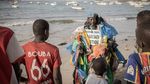 Semangat Manusia Plastik Lawan Pencemaran Lingkungan di Senegal