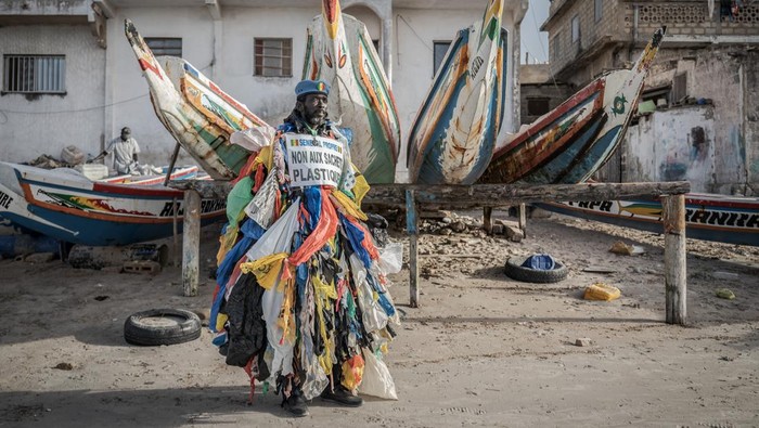Semangat 'Manusia Plastik' Lawan Pencemaran Lingkungan di Senegal DAKAR, SENEGAL - APRIL 05: 49-year-old Senegalese environmental activist Modou Fall, known as