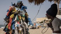 Moudou mengatakan beberapa orang melihatnya sebagai orang gila, tetapi seringkali orang-orang itu tidak mengetahui sejauh mana masalah plastik yang telah terjadi di dunia. Ia berharap dapat mengubah pandangan mereka ketika diberi kesempatan untuk menjelaskan.