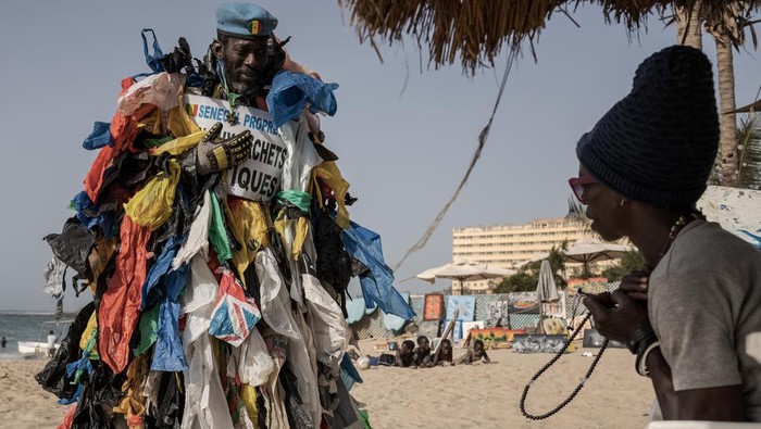Semangat 'Manusia Plastik' Lawan Pencemaran Lingkungan di Senegal DAKAR, SENEGAL - APRIL 05: 49-year-old Senegalese environmental activist Modou Fall, known as