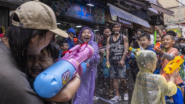 Semarak Perang Air Kembali ke Jalanan Hong Kong, Pertama Sejak Pandemi