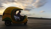Kuba telah lama mengalami krisis serius dalam hal transportasi umum, terutama di ibu kota negara, di mana hampir seluruhnya dilayani oleh bus tanpa ada kereta.  