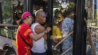 Orang-orang berdesakan untuk menaiki bus yang sudah penuh sesak. Krisis transportasi di Kuba terjadi akibat kurangnya bus yang beroperasi dan sedikit kendaraan milik pribadi.  