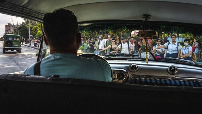 People push to get into a bus completely full of customers in Havana, Cuba, Thursday, April 6, 2023. As Cuban citizens deal with the country´s many problems like electricity blackouts, empty stores and long lines for almost any service, they also have to manage with the lack of public transportation as there is a shortage of working buses and few privately owned vehicles. (AP Photo/Ramon Espinosa)