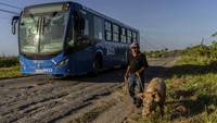 Transportasi umum hanya mampu melayani sebagian kecil dari lebih dari dua juta orang di ibu kota.  