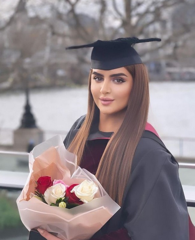 Tak hanya berparas cantik, Sheikha Mahra juga dikenal dengan kecerdasannya.  Sebelumnya, dia lulus dari sebuah universitas di Inggris dengan  memegang gelar Hubungan Internasional. Dia juga baru saja memperoleh gelar sarjana dari Administrasi Pemerintah Mohammed bin Rashid.Foto: dok. Instagram