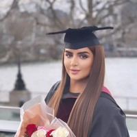 Tak hanya berparas cantik, Sheikha Mahra juga dikenal dengan kecerdasannya.  Sebelumnya, dia lulus dari sebuah universitas di Inggris dengan  memegang gelar Hubungan Internasional. Dia juga baru saja memperoleh gelar sarjana dari Administrasi Pemerintah Mohammed bin Rashid.Foto: dok. Instagram