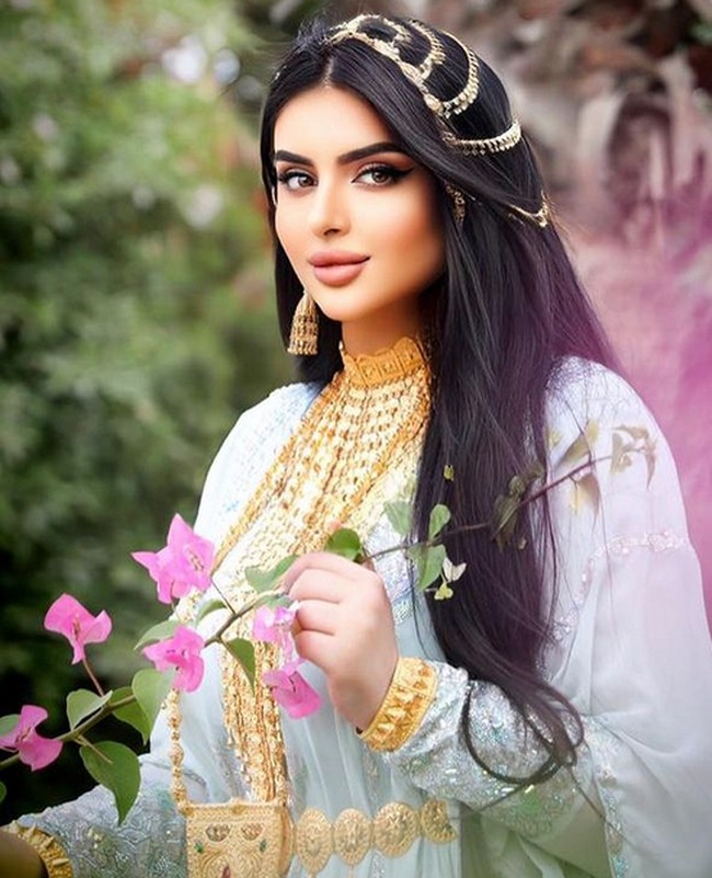 Sheikha Mahra adalah adalah putri dari penguasa Dubai Sheikh Mohammed bin Rashid al-Maktoum. Sheikh Mana diketahui masih memiliki hubungan keluarga dengan keluarga kerajaan Dubai, yakni masih bersepupu dengan Sheikha Mahra.Foto: dok. Instagram