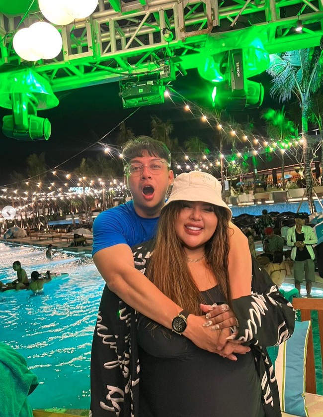 Walaupun penampilan Shindy saat ini sudah jauh berbeda namun sang suami tetap terlihat mesra bersamanya. Keduanya pun kerap membagikan momen kemesraan mereka ke akun media sosial. Foto: Instagram/@rendyshindy_samuel