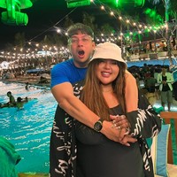 Walaupun penampilan Shindy saat ini sudah jauh berbeda namun sang suami tetap terlihat mesra bersamanya. Keduanya pun kerap membagikan momen kemesraan mereka ke akun media sosial. Foto: Instagram/@rendyshindy_samuel