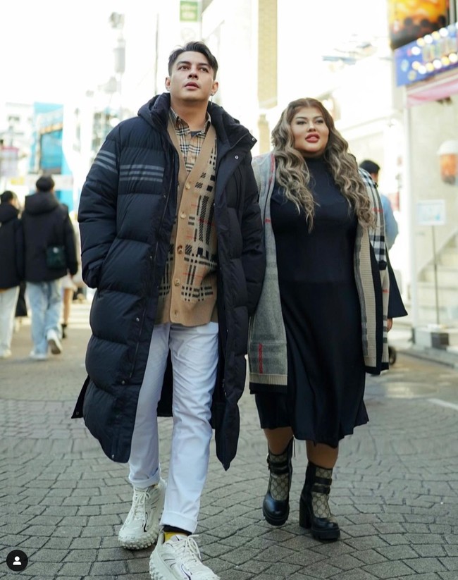 Shindy Samuel sendiri dulunya merupakan seorang perawat, sementara sang suami Rendy, berprofesi sebagai seorang artis. Namun dikarenakan orangtua Shindy yang kurang menyukai profesi Rendy, maka ia pun memutuskan untuk keluar dari dunia entertain. Foto: Instagram/@rendyshindy_samuel