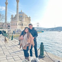 Perjalanan Shindy dan Rendy hingga bisa sukses seperti saat ini tentu tidak mudah. Di awal pernikahan keduanya sempat tinggal bersama di kos-kosan dan mencoba merintis berbagai bisnis bersama. Foto: Instagram/@rendyshindy_samuel