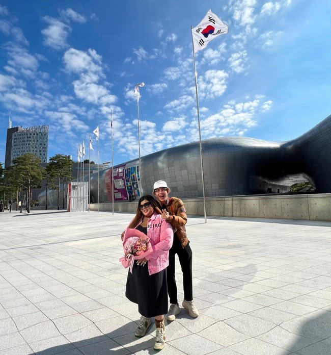 Konten Shindy dan Rendy yang kerap dibagikan ke media sosial juga berhasil mencuri perhatian. Tak sedikit yang kagum melihat Shindy dan suami yang tetap romantis meski penampilan Shindy kini sudah berbeda jauh dari penampilannya saat menikah. Foto: Instagram/@rendyshindy_samuel