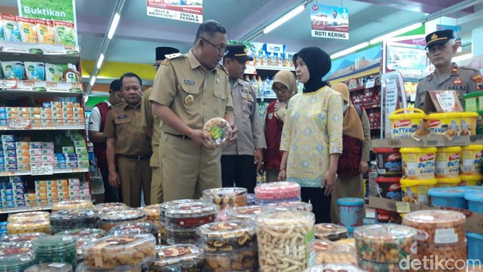 Wakil Bupati Boyolali, Wahyu Irawan bersama Kapolres AKBP Petrus Parningotan Silalahi cek pangan di pasar tradisional dan pasar modern, Selasa (11/4/2023).