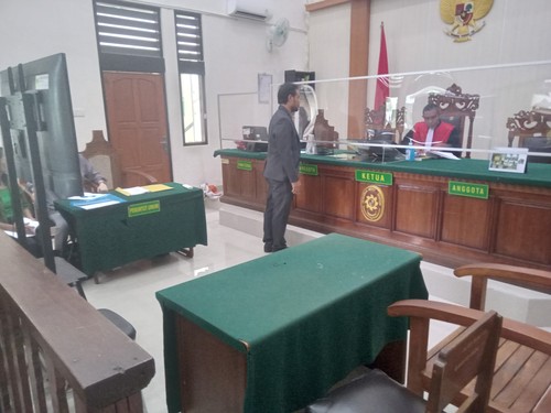 Hakim Ketua I Wayan Yasa memutuskan untuk menunda sidang praperadilan antara Kejati Bali dengan dua staff tersangka kasus SPI Unud di PN Denpasar, Selasa (11/4/2023).