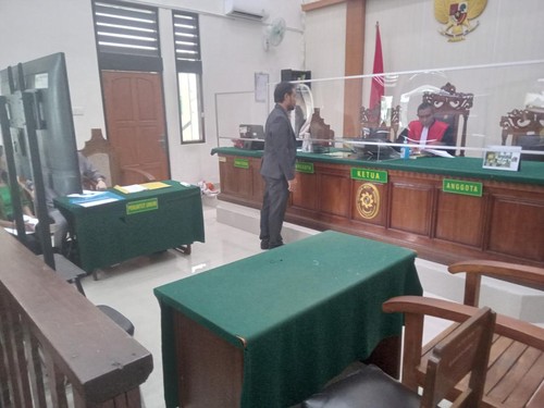 Hakim Ketua I Wayan Yasa memutuskan untuk menunda sidang praperadilan antara Kejati Bali dengan dua staff tersangka kasus SPI Unud di PN Denpasar, Selasa (11/4/2023).