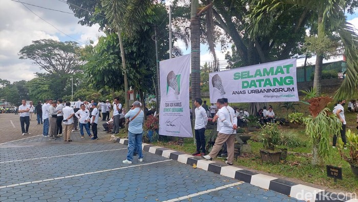 Simpatisan Anas Urbaningrum di Lapas Sukamiskin.