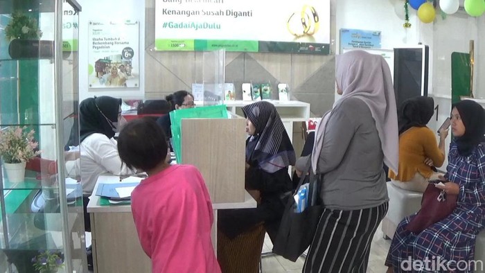 Suasana di Pegadaian Purwakarta.