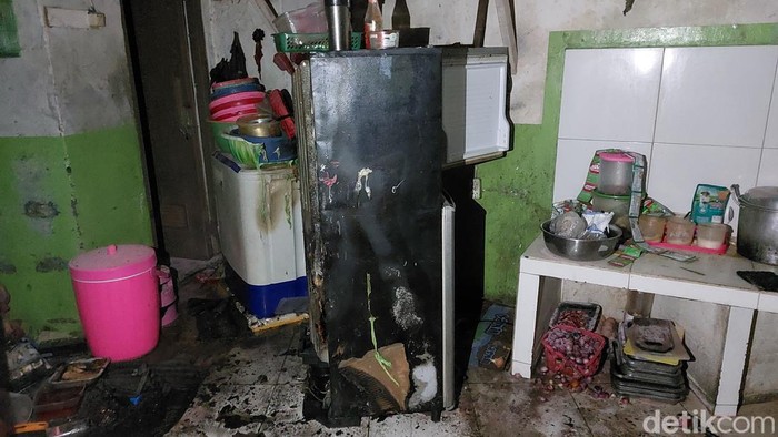 Tabung gas di salah satu warteg di Simpang Gunungbatu, Bogor, meledak dan mengenai tujuh orang (M Sholihin/detikcom))