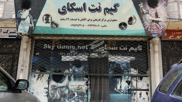 Taliban Larang Keluarga dan Perempuan Makan di Restoran A view of a restaurant closed by the Taliban in Herat province, western Afghanistan, Monday, April 10, 2023. The Taliban have banned families and women from restaurants with gardens or green spaces in Afghanistan's northwestern Herat province, an official said Monday. The moves followed complaints from religious scholars and members of the public about mixing of genders in such places, he said. (AP Photo/Omid Haqjoo)