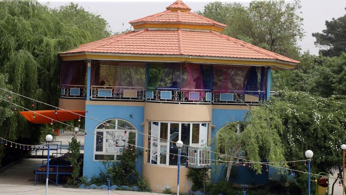 Taliban Larang Keluarga dan Perempuan Makan di Restoran A view of a restaurant closed by the Taliban in Herat province, western Afghanistan, Monday, April 10, 2023. The Taliban have banned families and women from restaurants with gardens or green spaces in Afghanistan's northwestern Herat province, an official said Monday. The moves followed complaints from religious scholars and members of the public about mixing of genders in such places, he said. (AP Photo/Omid Haqjoo)