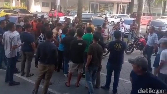 Tangkapan layar keributan sopir taksi di Batam.