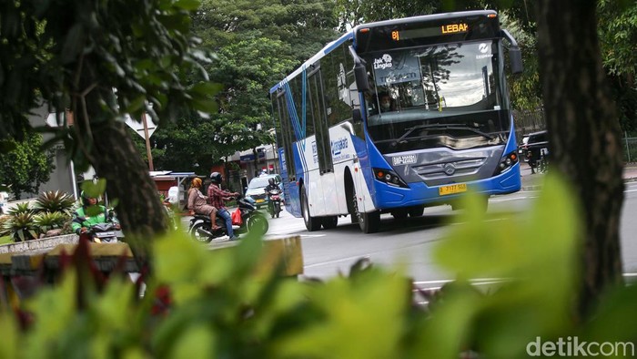 Dewan Transportasi Kota Jakarta (DTKJ) saat ini sedang mengusulkan kenaikan tarif bus TransJakarta. Bagaimana menurut Anda?