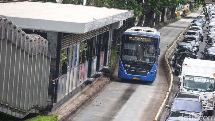 Dewan Transportasi Kota Jakarta (DTKJ) saat ini sedang mengusulkan kenaikan tarif bus TransJakarta. Bagaimana menurut Anda?