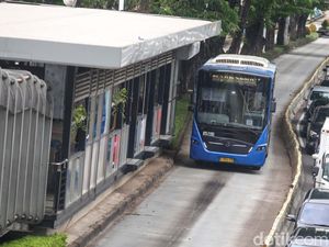 Pemotor Viral Lempar Batu ke Bus TransJ di Lenteng Agung Ditangkap!