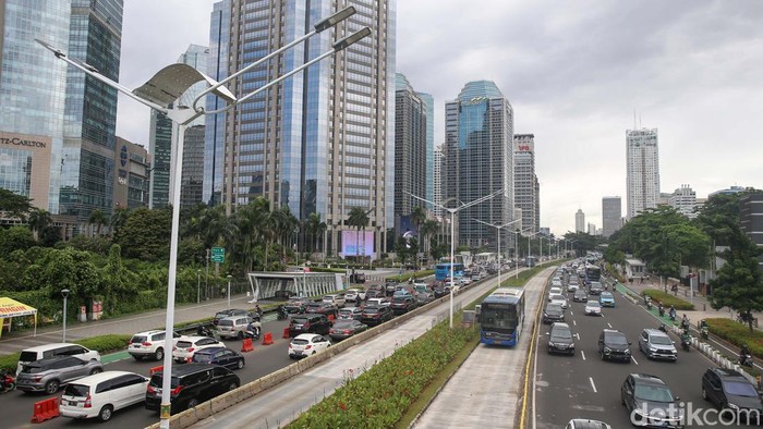 Dewan Transportasi Kota Jakarta (DTKJ) saat ini sedang mengusulkan kenaikan tarif bus TransJakarta. Bagaimana menurut Anda?
