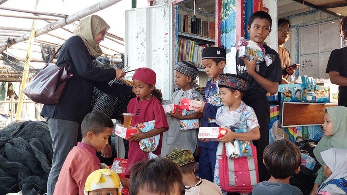 Tim berbuatbaik.id berbagi kepada anak-anak nelayan di Kalibaru, Jakarta Utara. Donasi yang diberikan berupa alat salat dan santapan buka puasa.