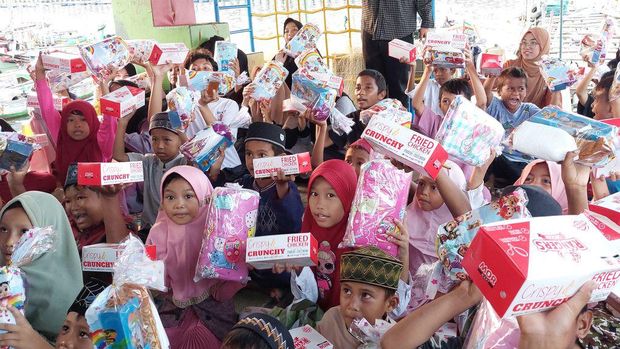 Tim berbuatbaik.id berbagi kepada anak-anak nelayan di Kalibaru, Jakarta Utara. Donasi yang diberikan berupa alat salat dan santapan buka puasa.
