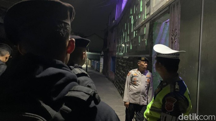 Tim UPRC Polres Garut berjaga di TKP bentrokan.