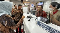 Direktur Utama PT Bank Tabungan Negara (Persero) Tbk, Nixon LP Napitupulu berbincang dengan salah satu Petugas Kantor Cabang Bank BTN Jakarta Kuningan saat meninjau persiapan kantor cabang Bank BTN dalam rangka libur panjang menyambut Idul Fitri 1444 Hijriah di Jakarta, Selasa (11/4).