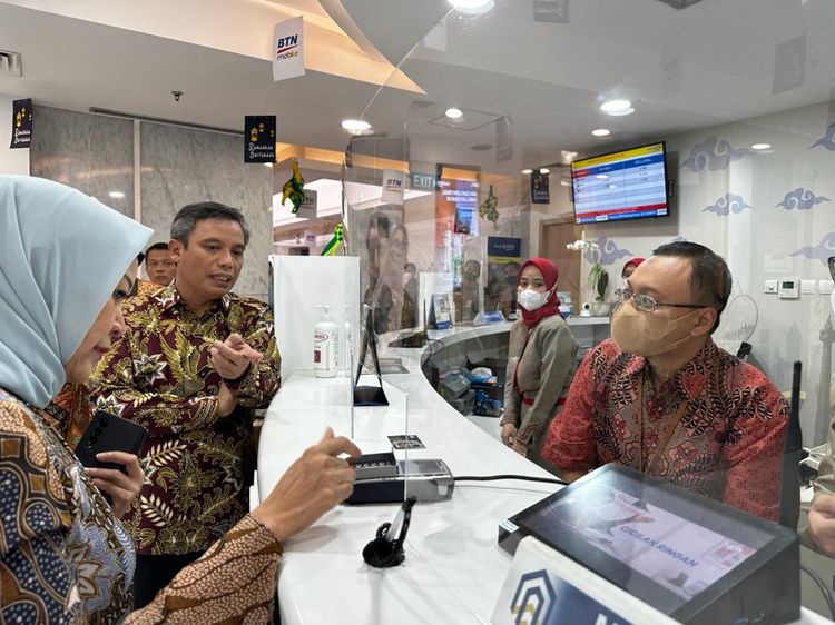 Tinjau Persiapan Outlet Jaga Lebaran