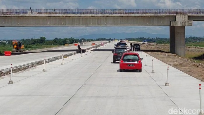 Pelaksana proyek tol bersama Kepolisian dan Dishub cek jalan tol Jogja-Solo yang akan difungsionalkan untuk arus mudik-balik Lebaran 2023.
