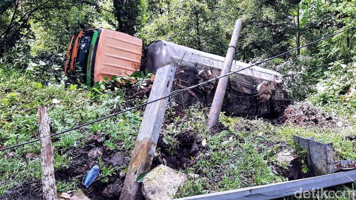 Truk terperosok ke jurang di Cikidang-Palabuhanratu, Sukabumi