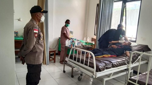 Wabup TTS Army Konay menjalani perawatan medis di Puskesmas Batu Putih setelah mengalami kecelakaan lalu lintas, Selasa (11/4/2023). (Istimewa)