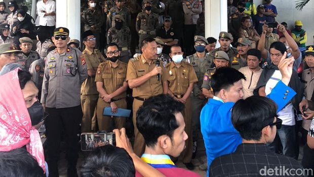 Wakil Bupati Bone Ambo Dalle saat menerima pendemo yang menuntut pelayanan RSUD Tenriawaru.