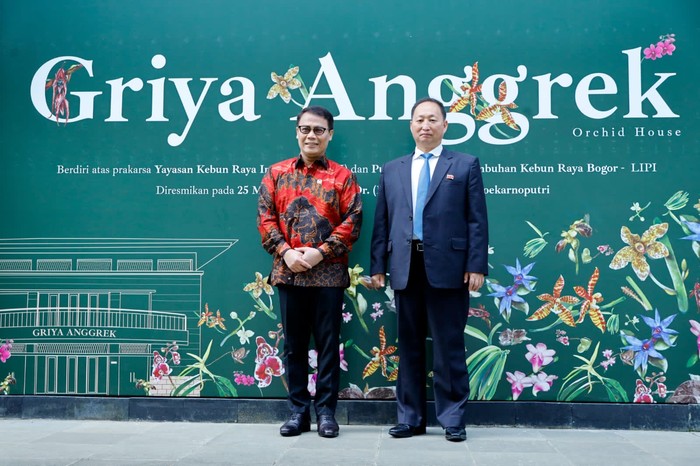 Wakil Ketua MPR RI Ahmad Basarah memenuhi undangan Duta Besar Republik Demokratik Rakyat Korea untuk Republik Indonesia, Mr. An Kwang Il, mengunjungi prasasti Bunga Kimilsungia di Kebun Raya Bogor, Jawa Barat, Selasa (11/4).