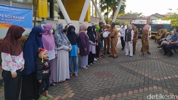 Warga Cimahi Antre Membeli Paket Sembako Murah di Gedung Cimahi Technopark, Selasa (11/4/2023).