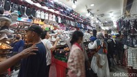 Di lantai satu terdapat tempat baju Muslim dengan didominasi pakaian anak serta muslimah. (Foto: Istawa Faqih Atthoriq/detikJabar)