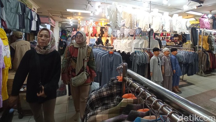 Warga mulai memadati kawasan Pasar Baru Bandung, Selasa (11/4/2023).