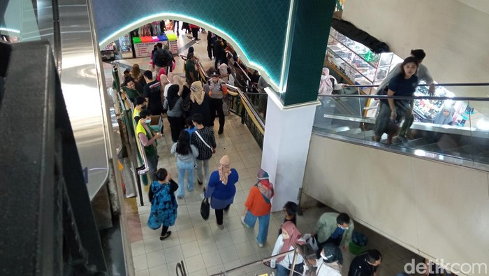 Warga mulai memadati kawasan Pasar Baru Bandung, Selasa (11/4/2023).