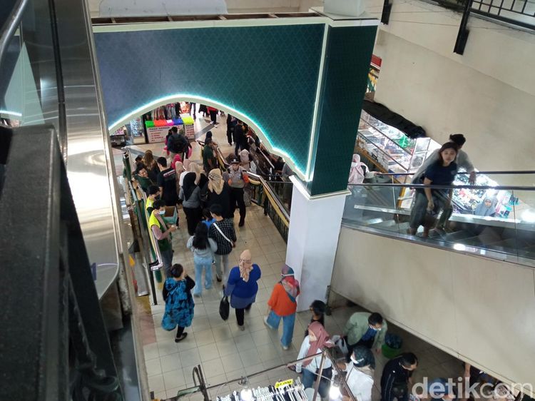 Berburu Baju Beduk di Pasar Baru Bandung