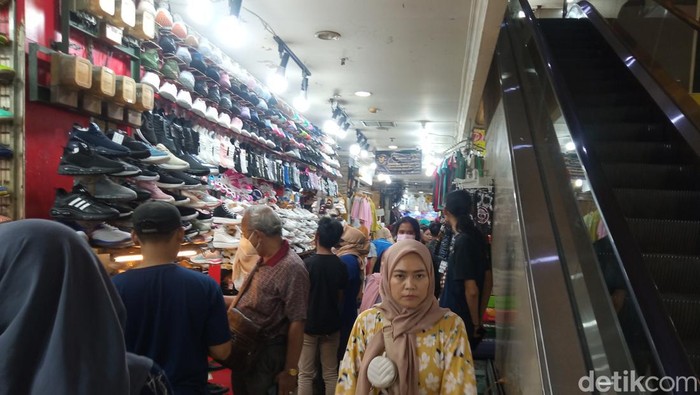 Warga mulai memadati kawasan Pasar Baru Bandung, Selasa (11/4/2023). Warga mulai memadati kawasan Pasar Baru Bandung, Selasa (11/4/2023).