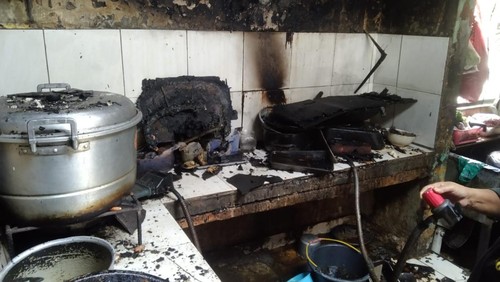 Warung Nasi Pecel Kediri di Jalan Nangka kebakaran karena kompor meledak saat hendak digunakan pada Selasa (11/4/2023).