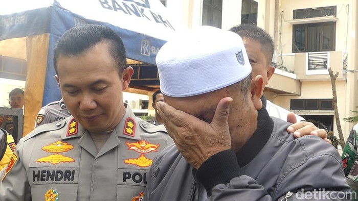 Yusuf Adi Gunawan, Kakak kandung Theresia, korban pembunuhan Slamet Tohari dukun pengganda uang Banjarnegara di Mapolres Banjarnegara, Selasa (11/4/2023).